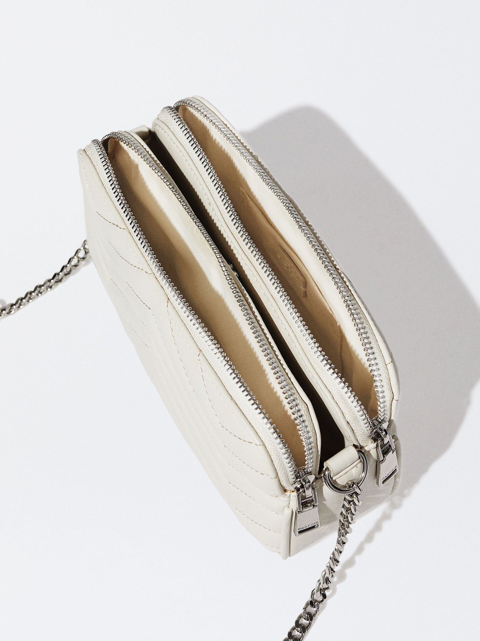 Bolso acolchado con cadena