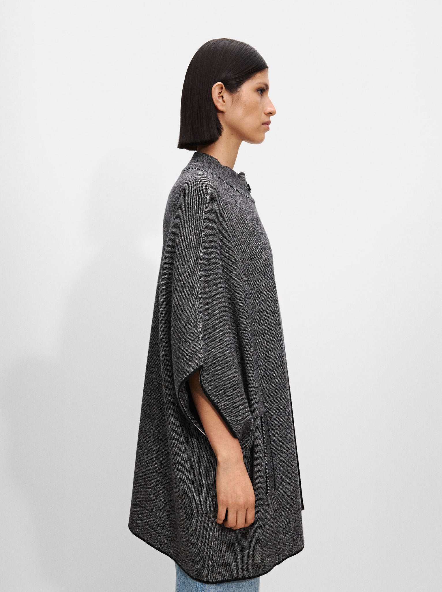 Poncho de punto de cuello alto