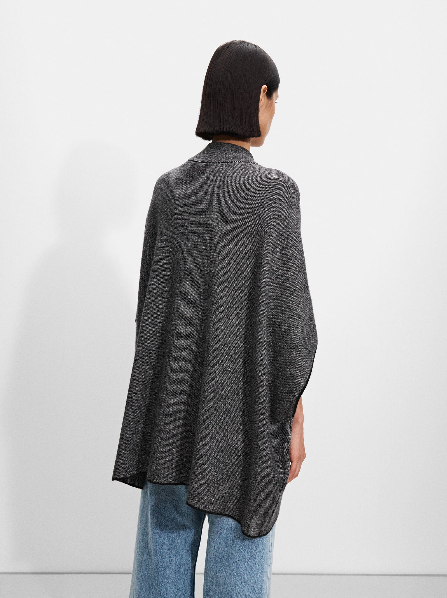 Poncho de punto de cuello alto