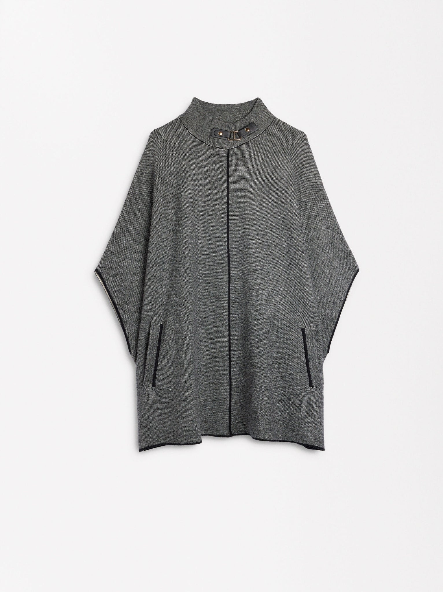 Poncho de punto de cuello alto