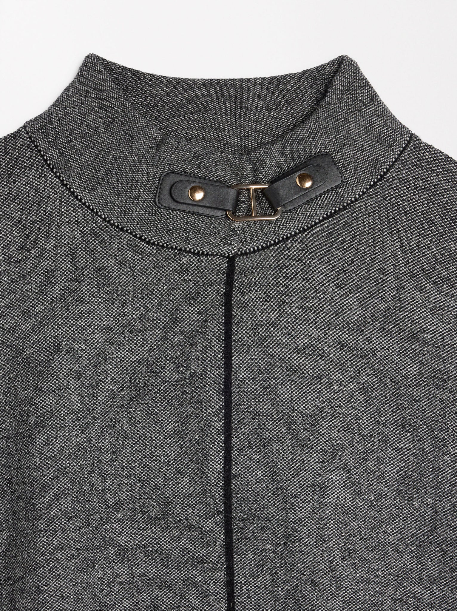 Poncho de punto de cuello alto