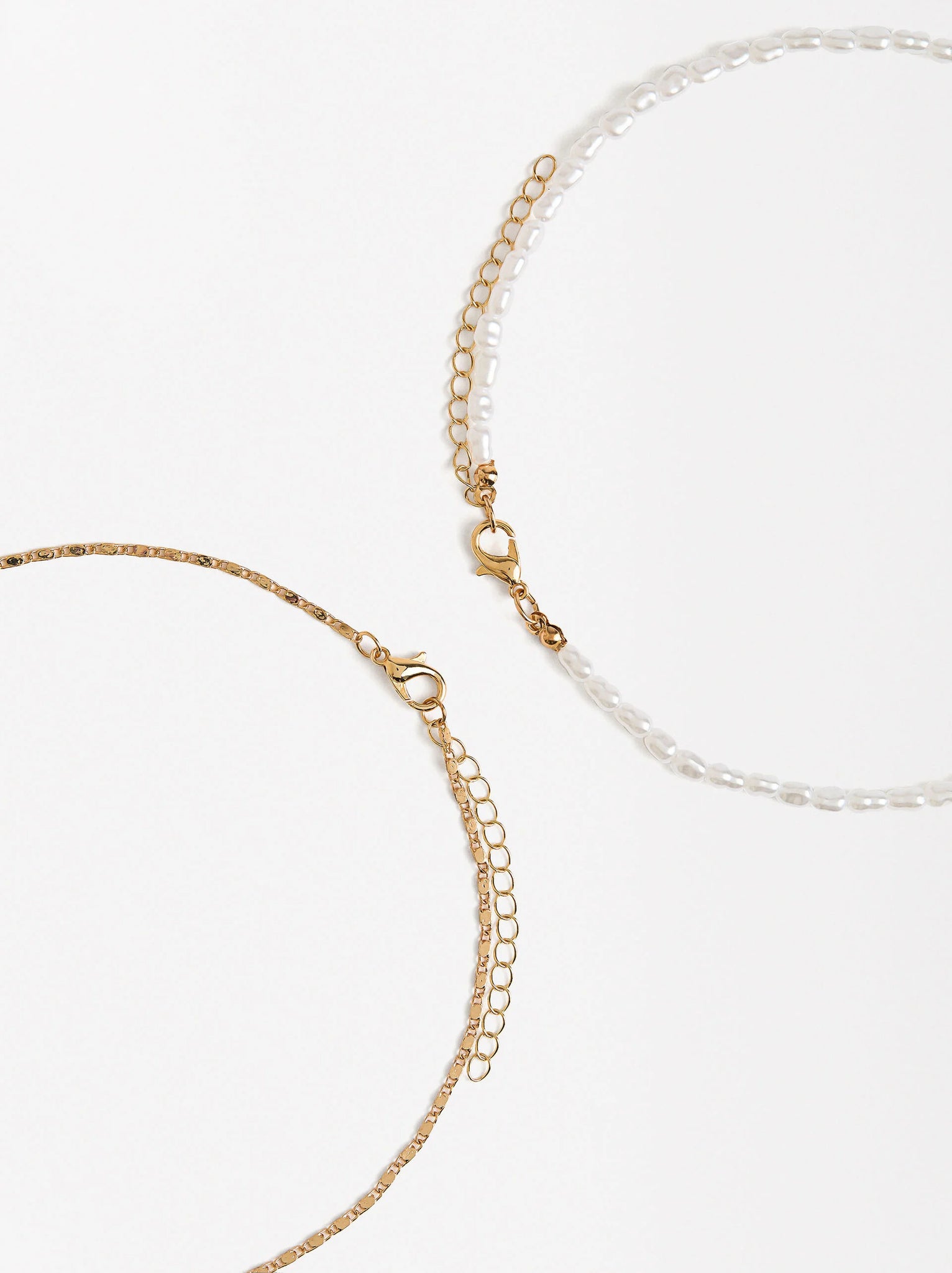 Conjunto de collares con medalla y perlas