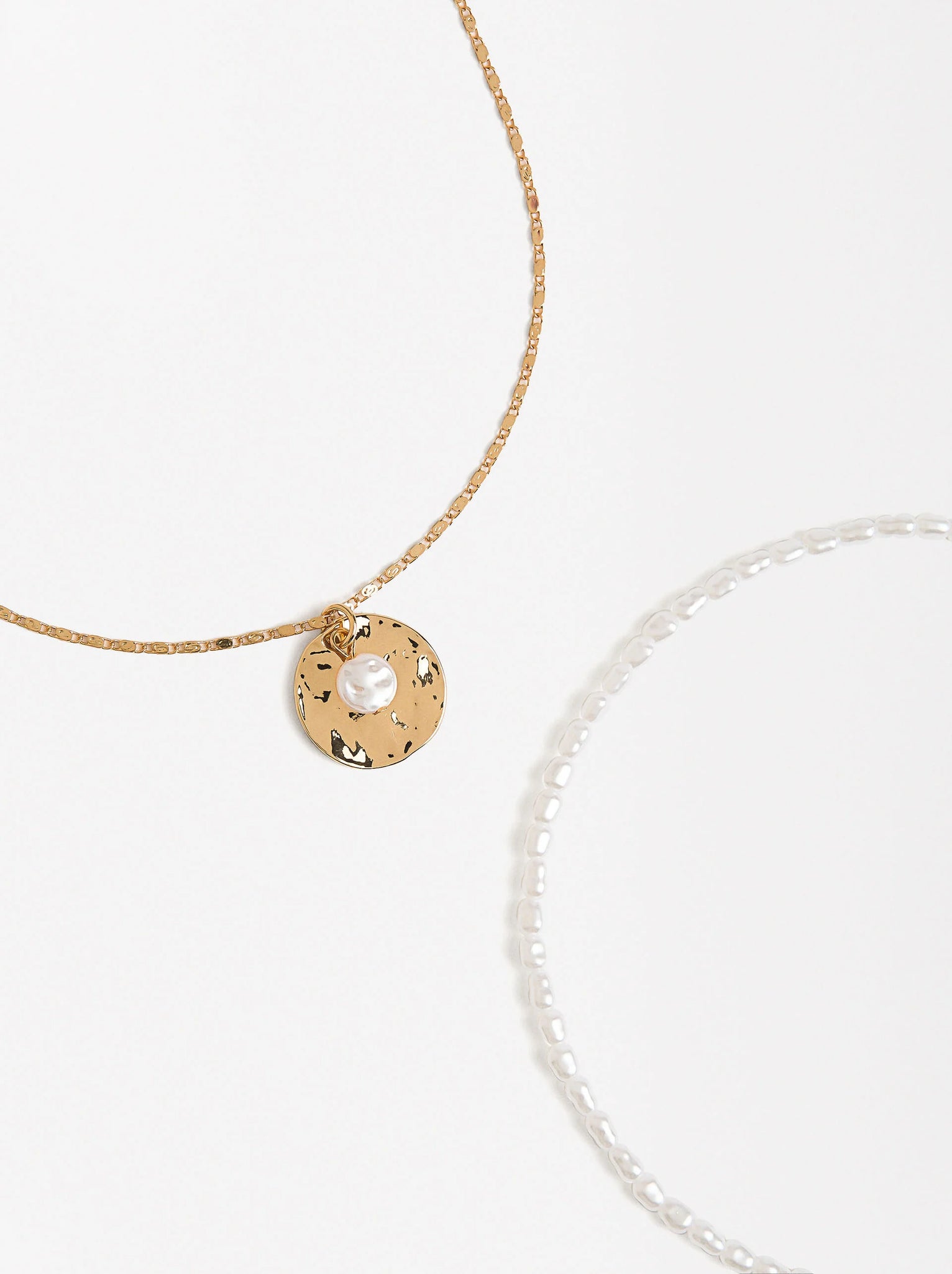Conjunto de collares con medalla y perlas