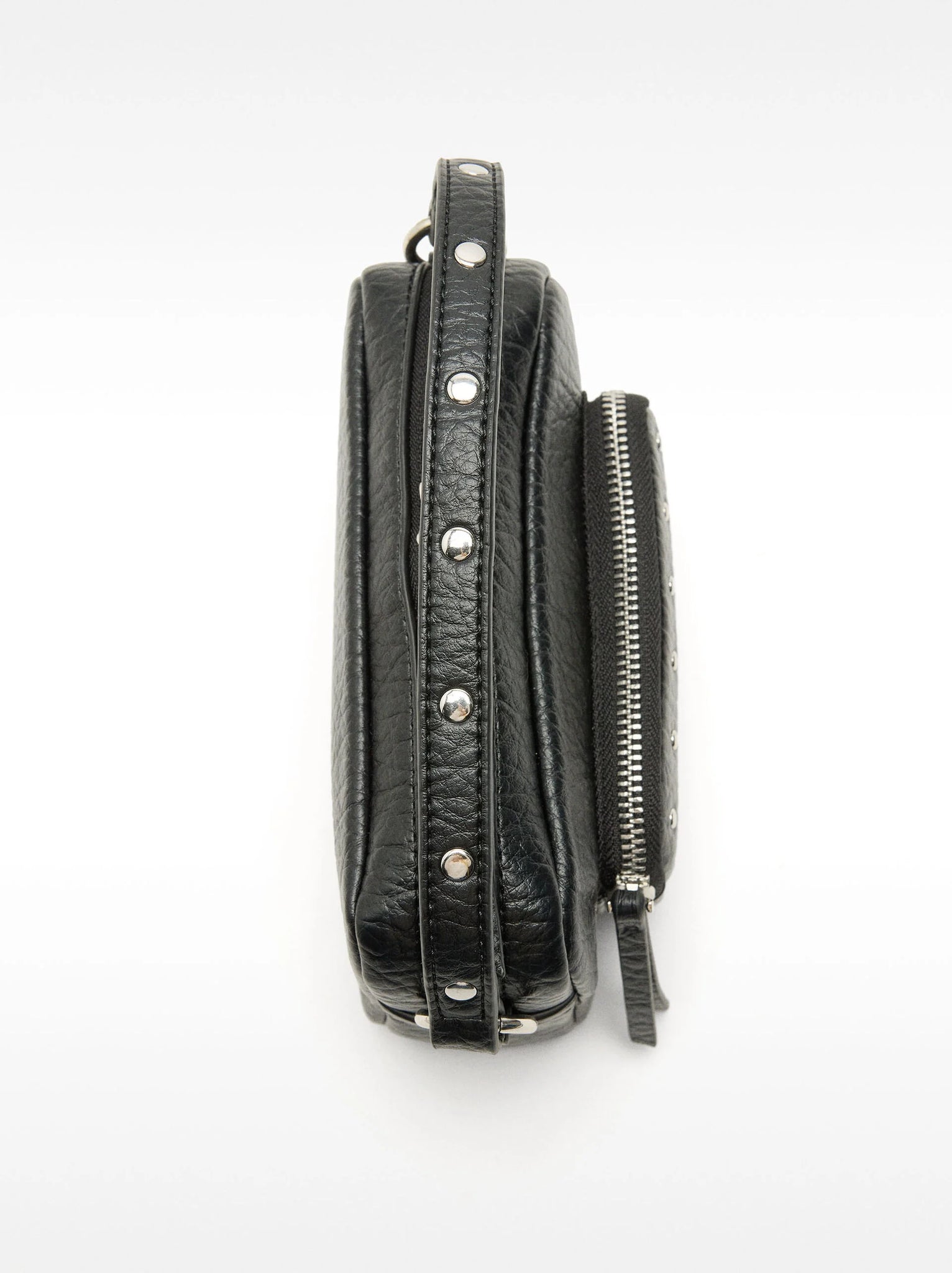 Bolso bandolera con tachuelas