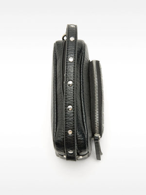 Bolso bandolera con tachuelas