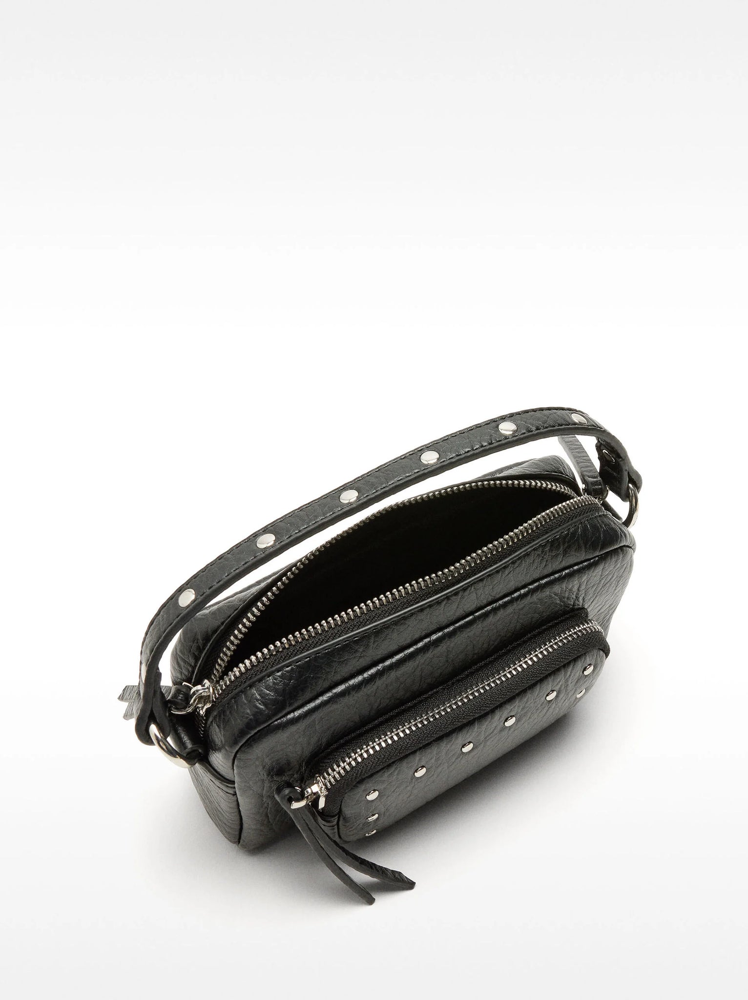 Bolso bandolera con tachuelas