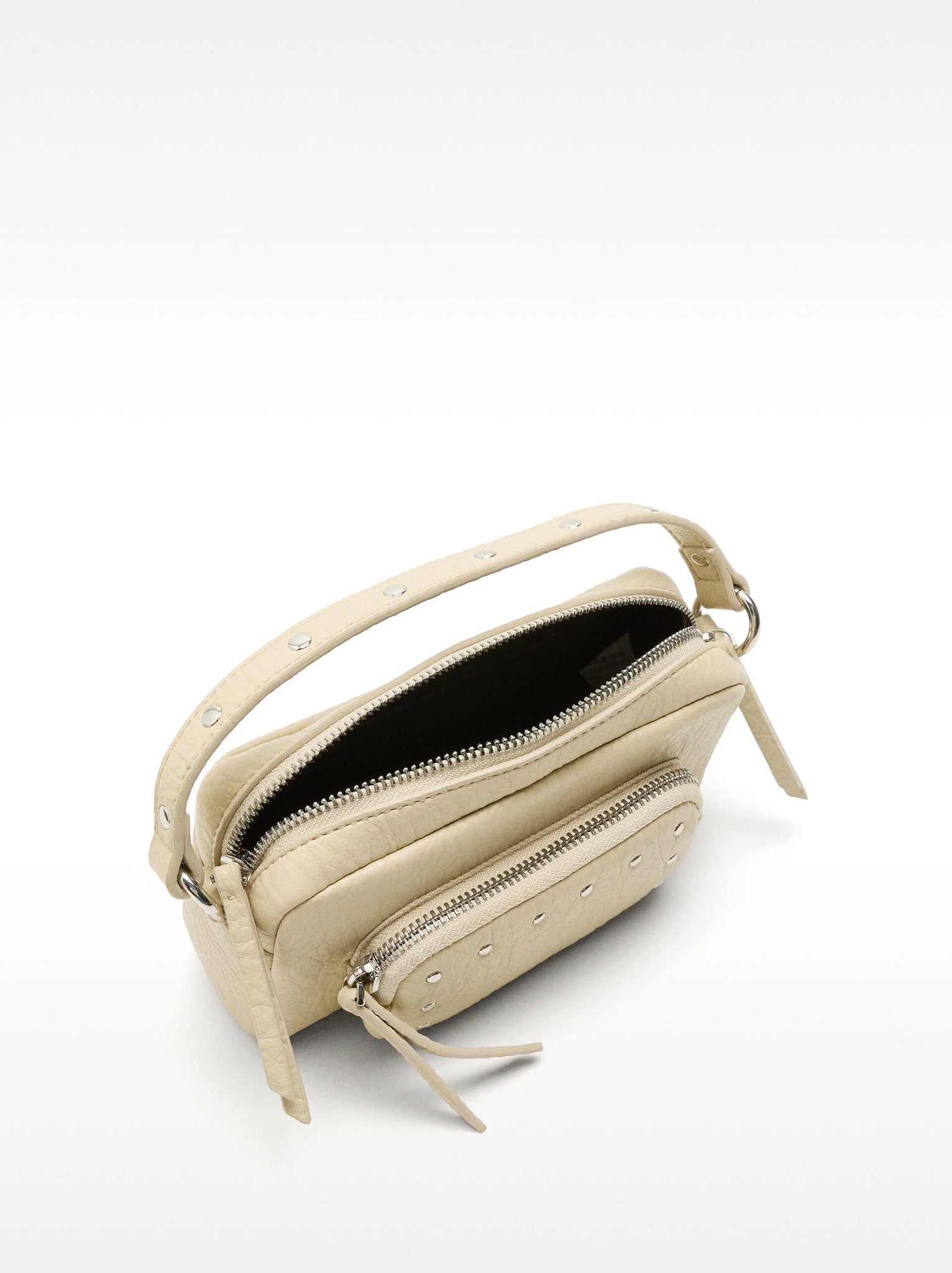 Bolso bandolera con tachuelas