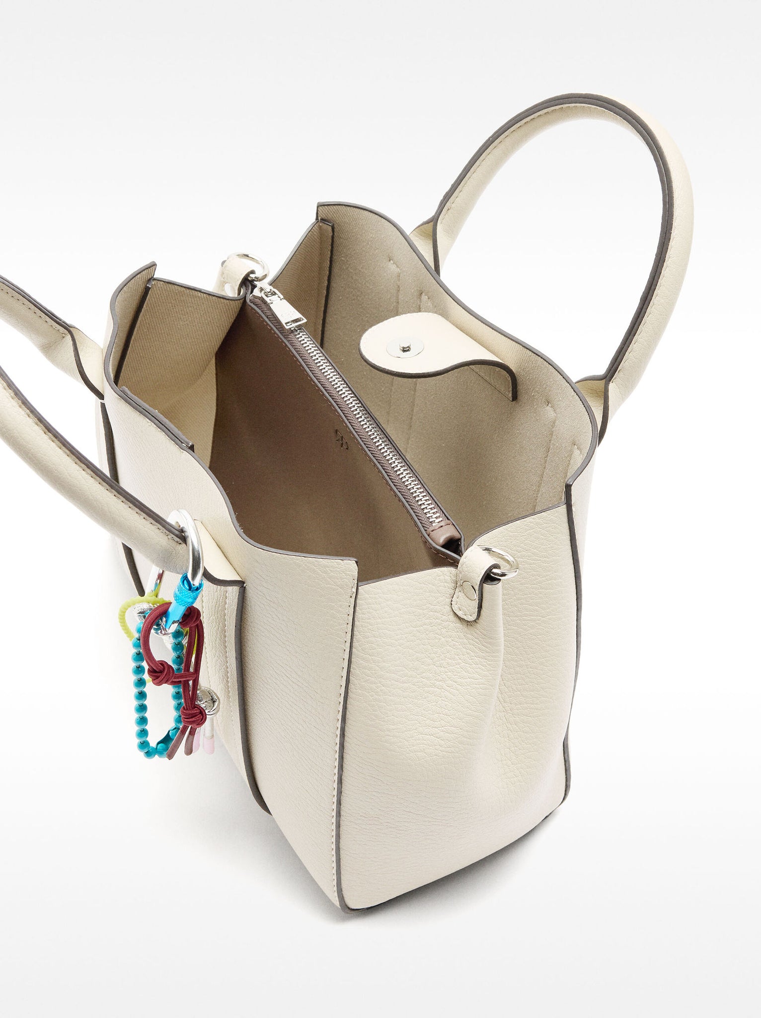 Bolso tote con colgante M