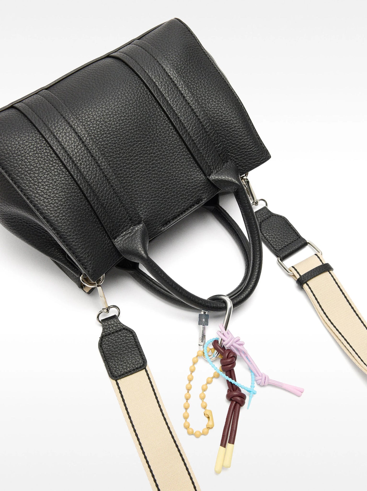 Bolso tote con colgante S