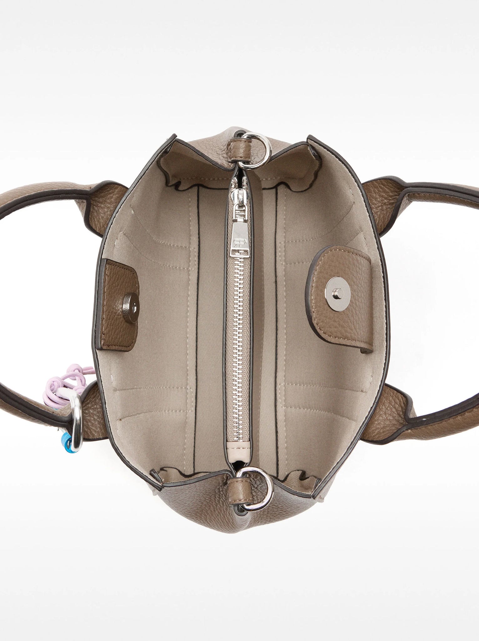 Bolso tote con colgante