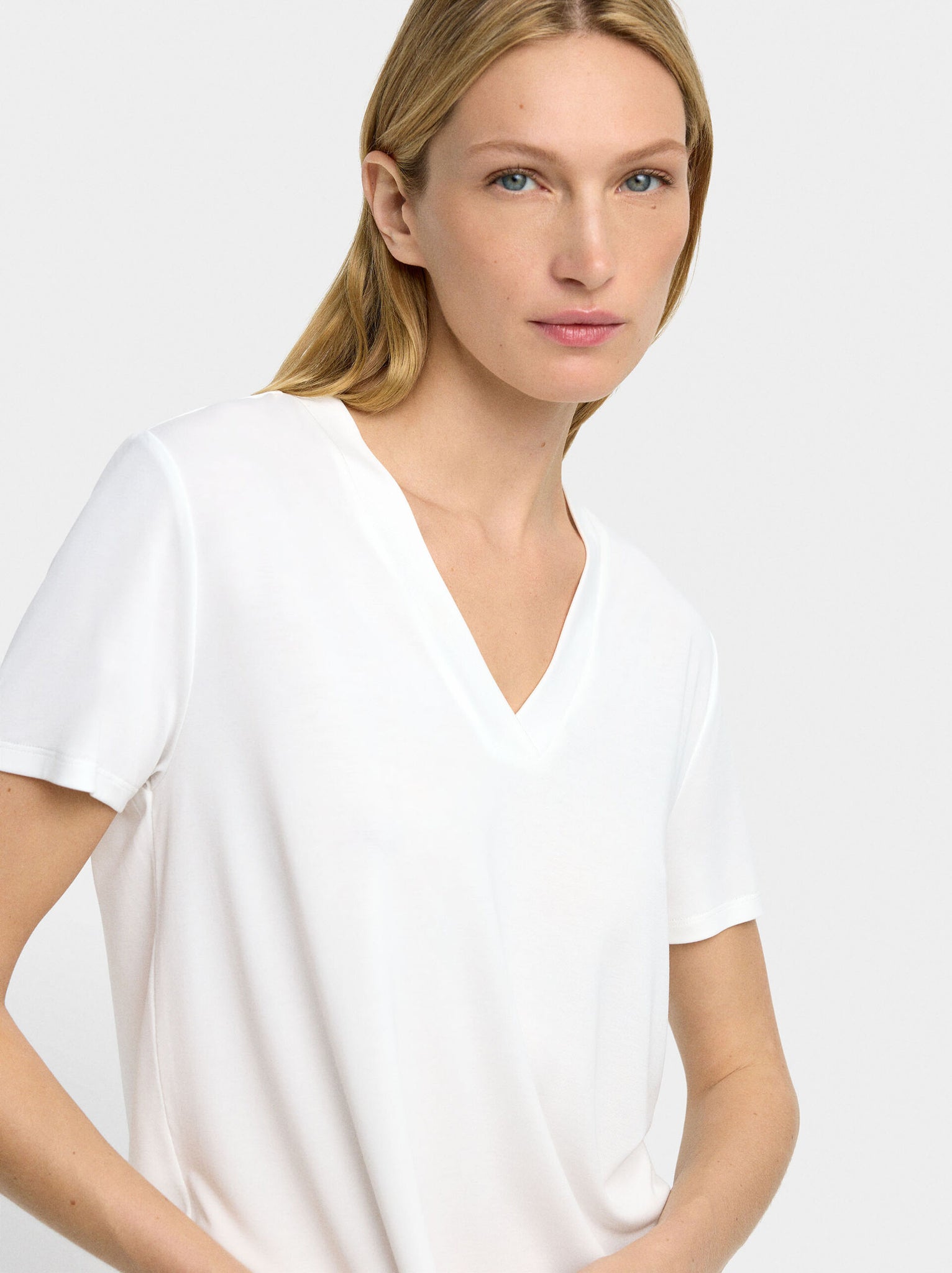 Camiseta básica cuello pico A