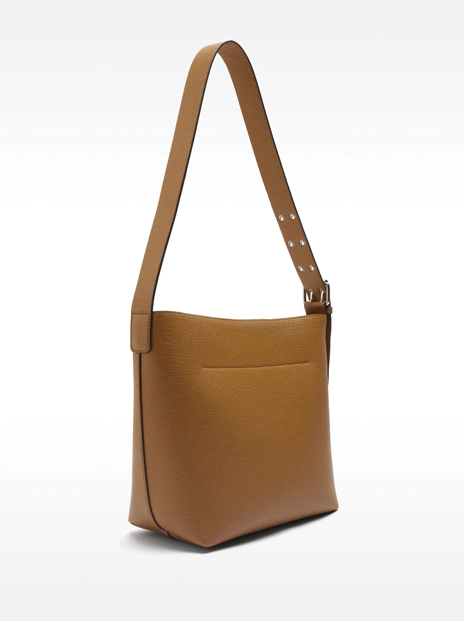 Bolso de hombro asa con tachuelas