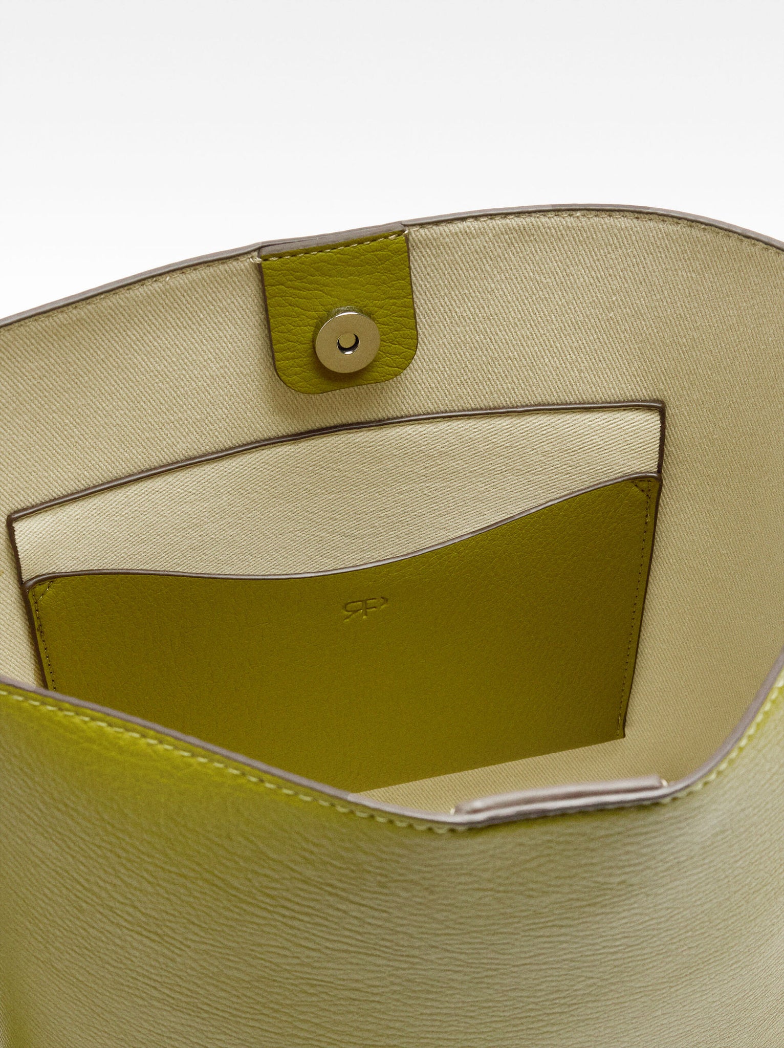 Bolso de hombro asa con tachuelas