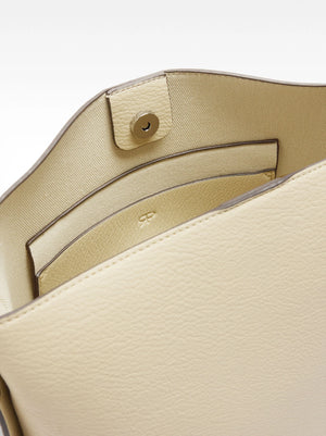 Bolso de hombro asa con tachuelas