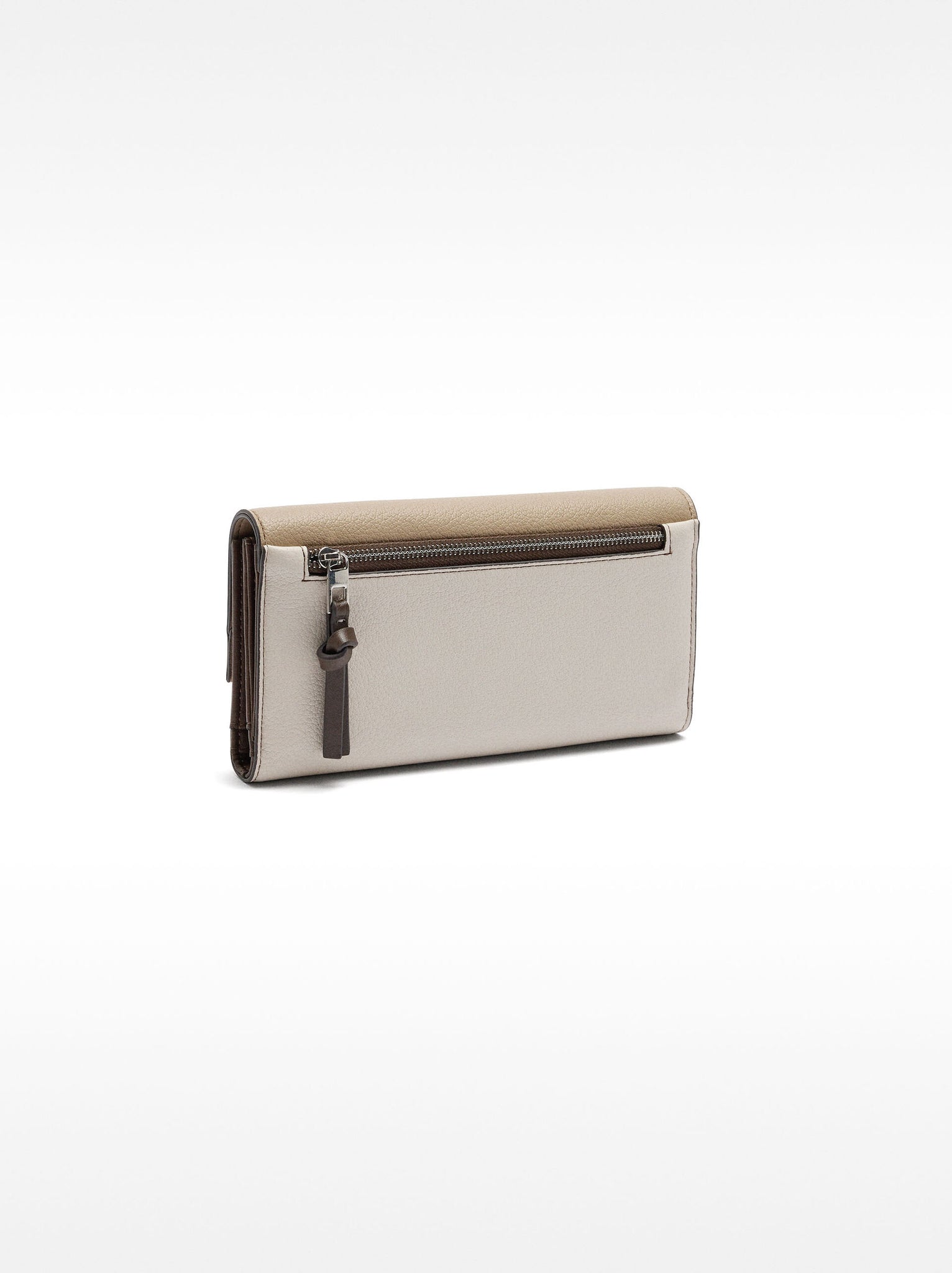 Cartera con textura con cierre de solapa