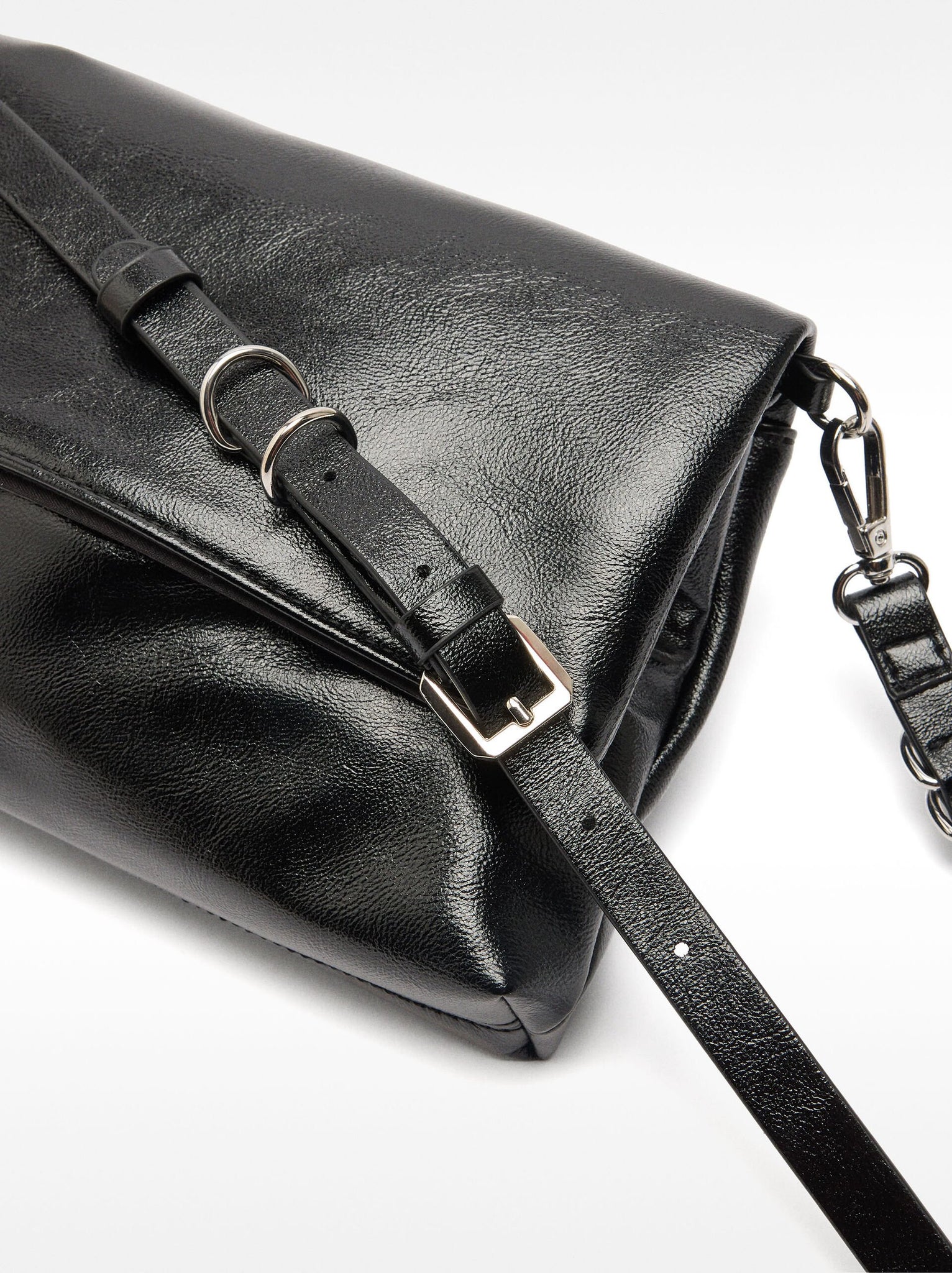 Bolso bandolera con solapa imantada