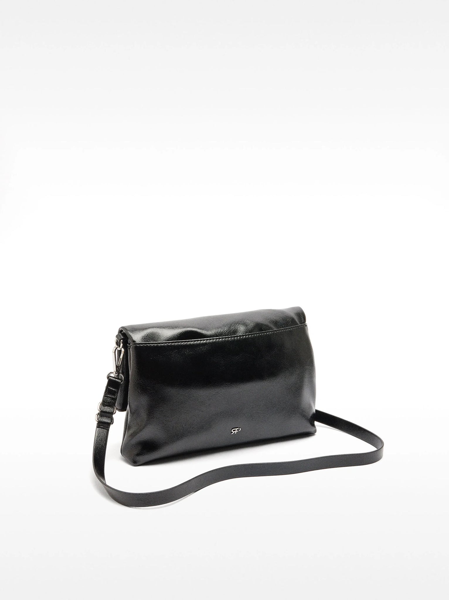 Bolso bandolera con solapa imantada