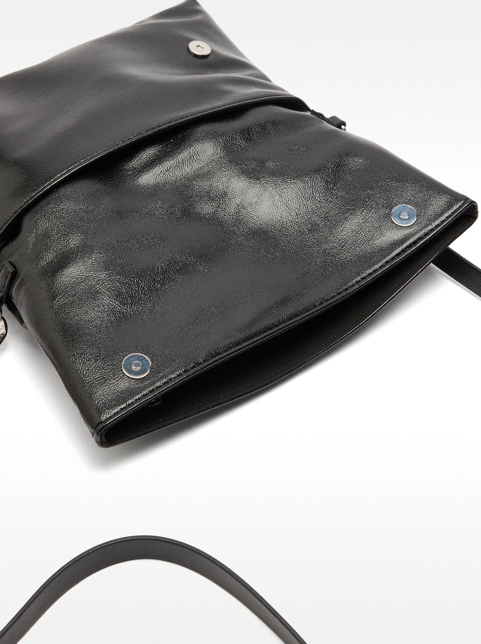 Bolso bandolera con solapa imantada