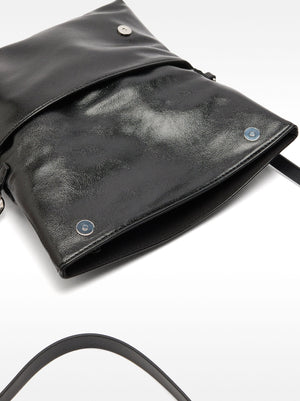 Bolso bandolera con solapa imantada