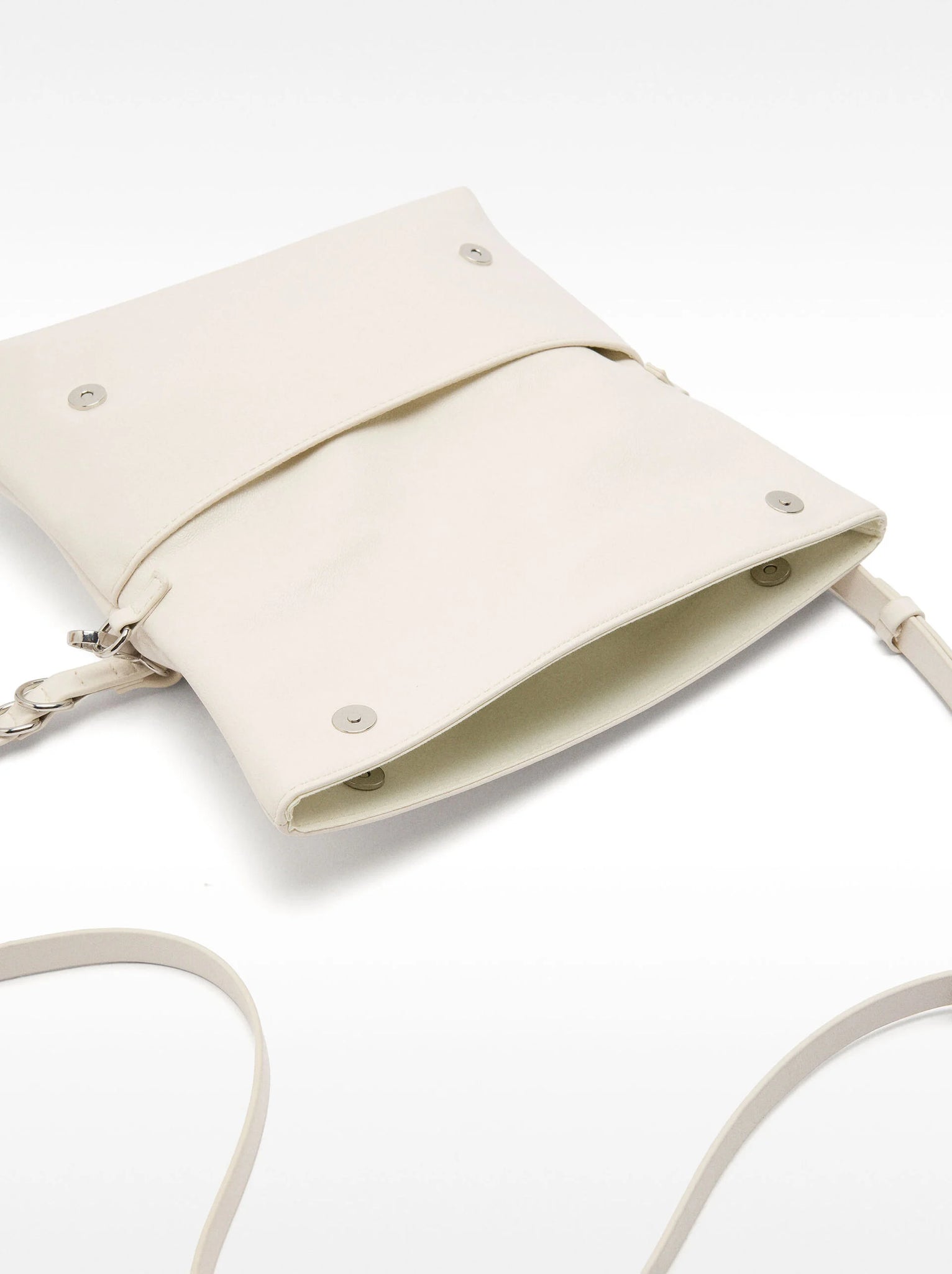 Bolso bandolera con solapa imantada