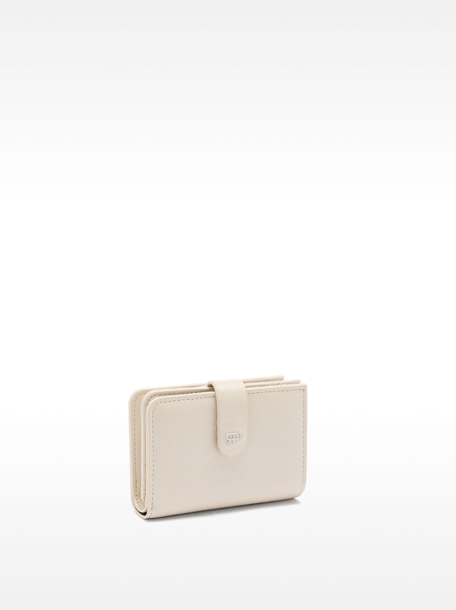 Cartera de efecto craquelado con tachuelas
