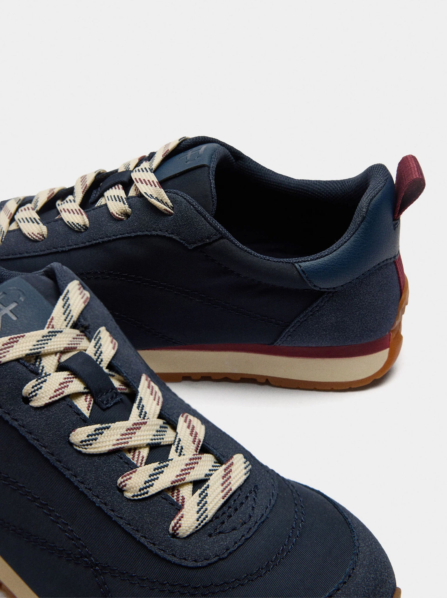 Zapatillas con contraste