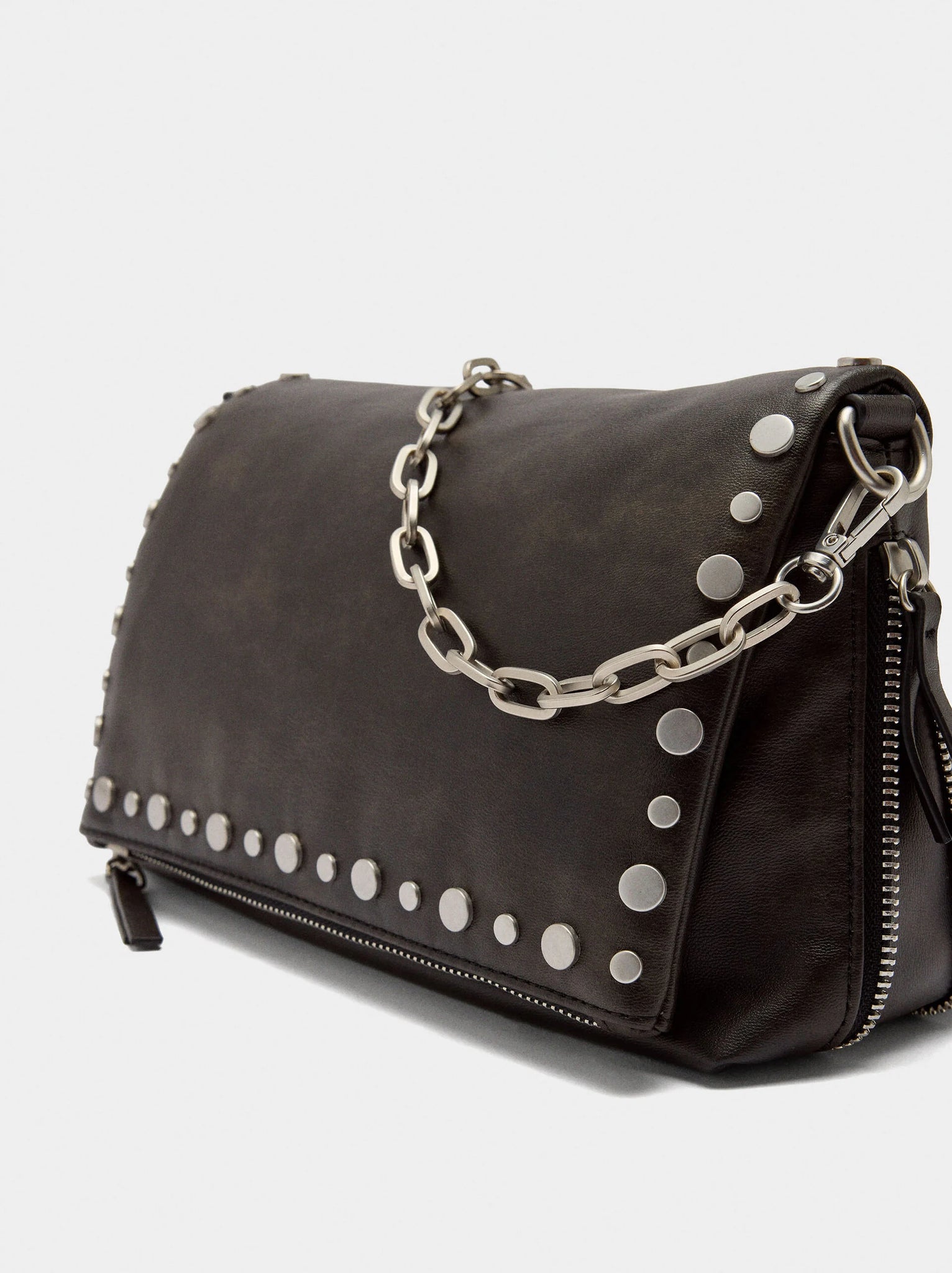Bolso de hombro efecto piel con tachuelas