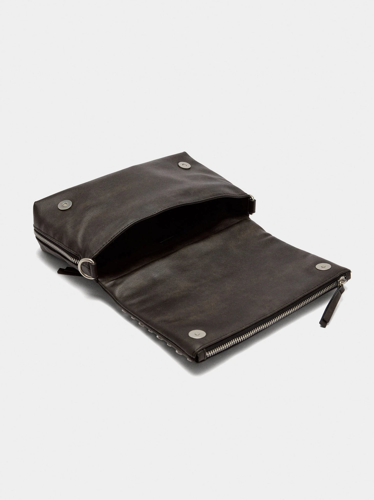 Bolso de hombro efecto piel con tachuelas