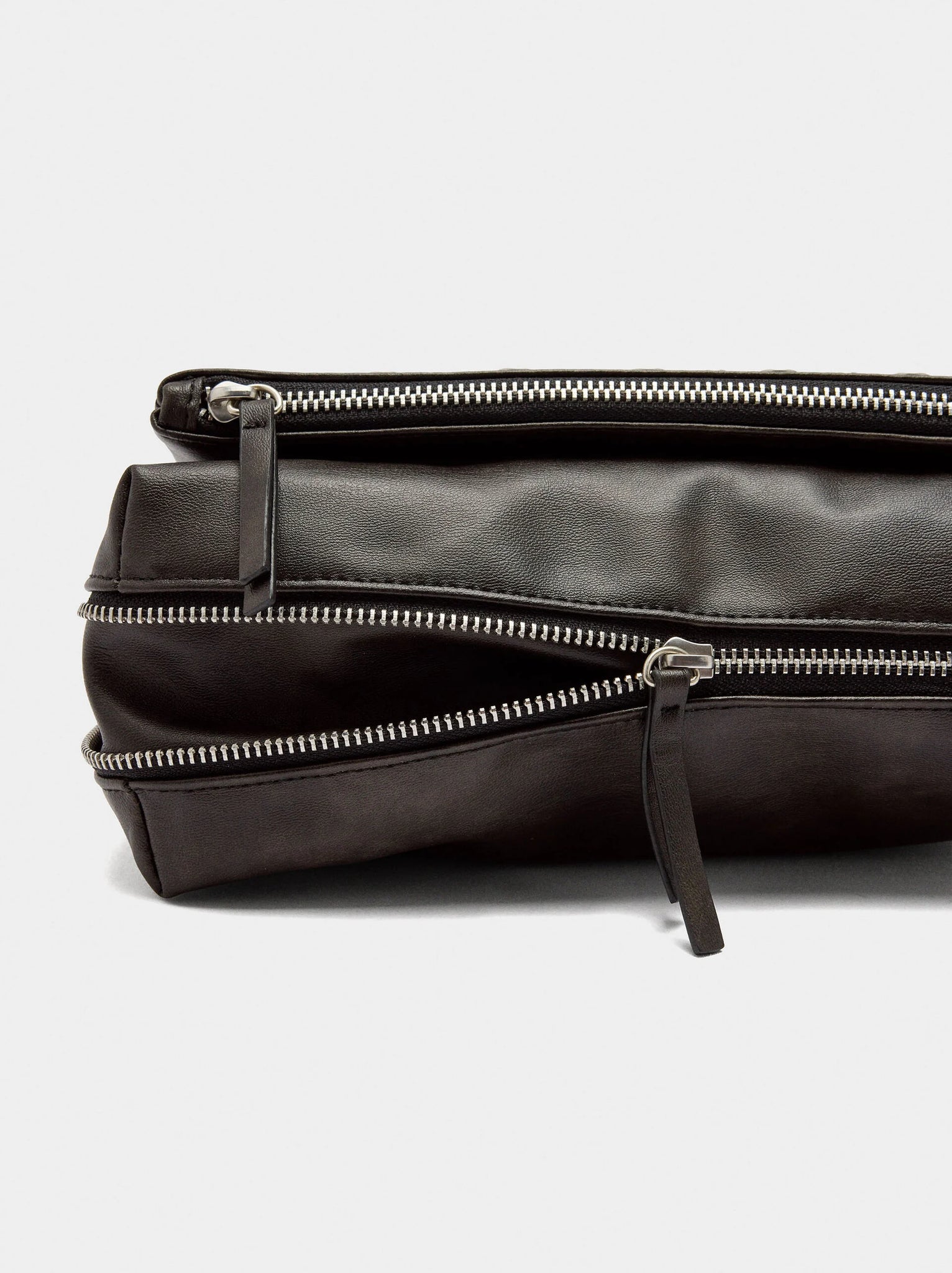 Bolso de hombro efecto piel con tachuelas