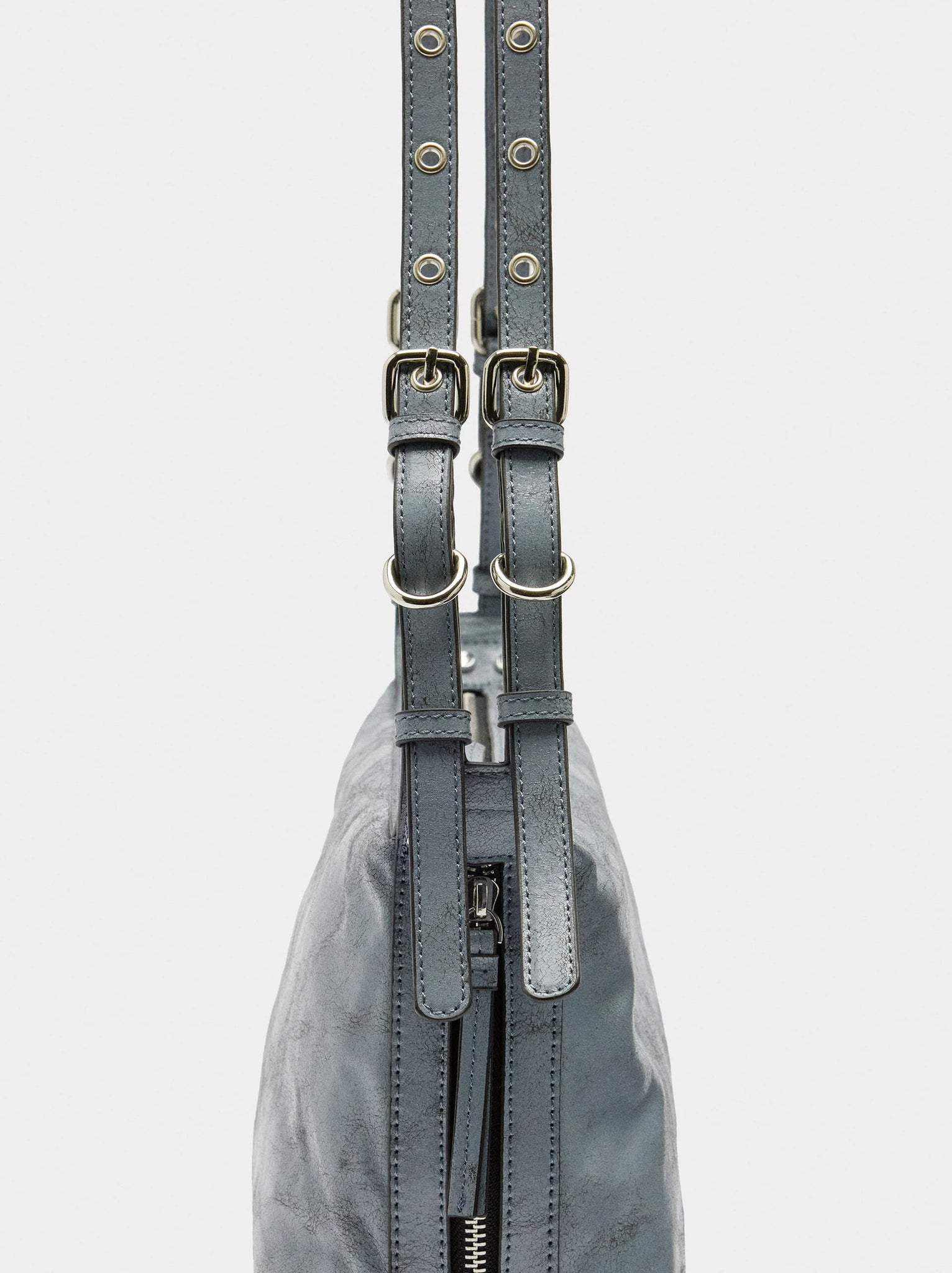 Bolso de hombro con tachuelas