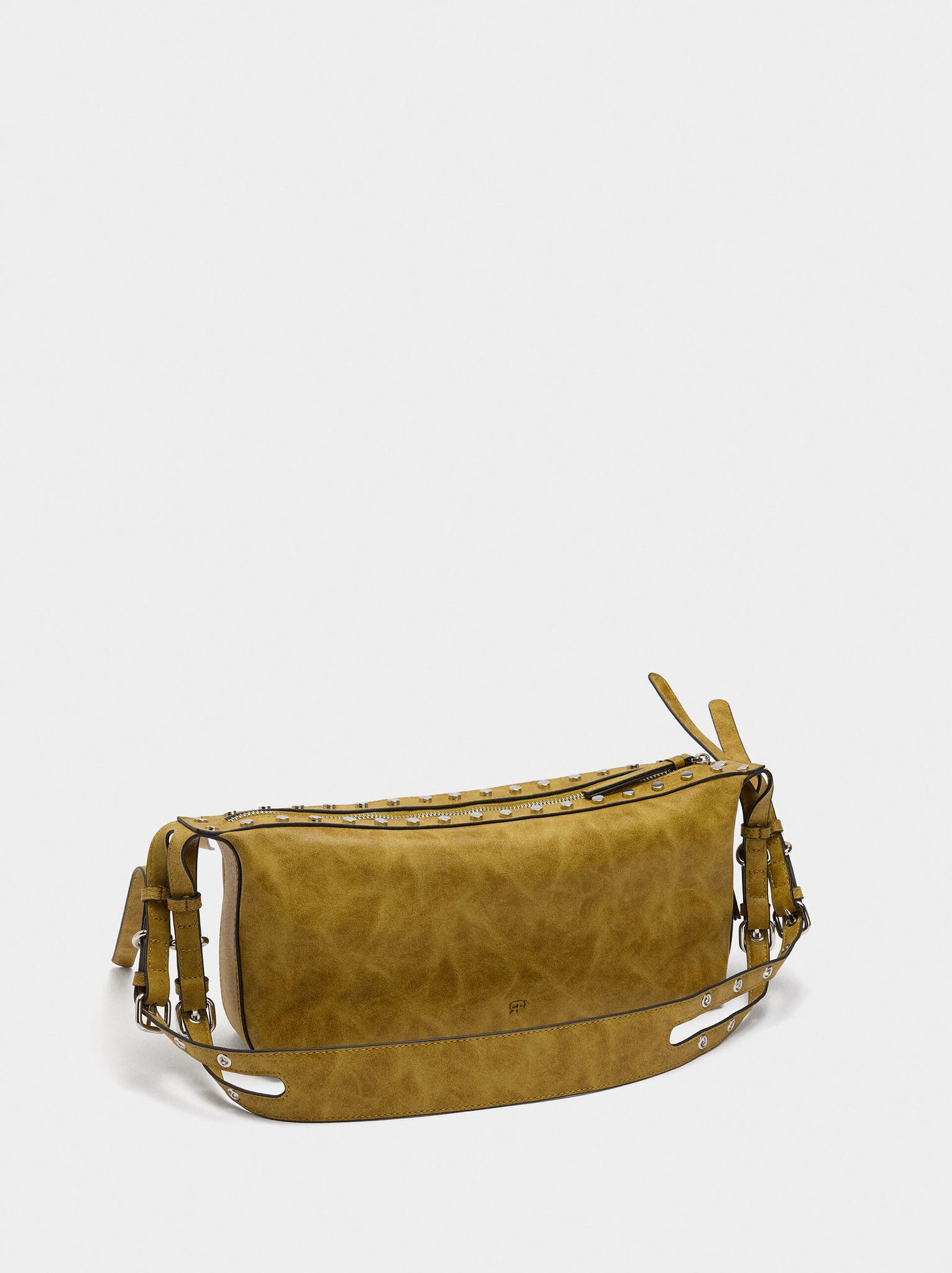 Bolso de hombro con tachuelas