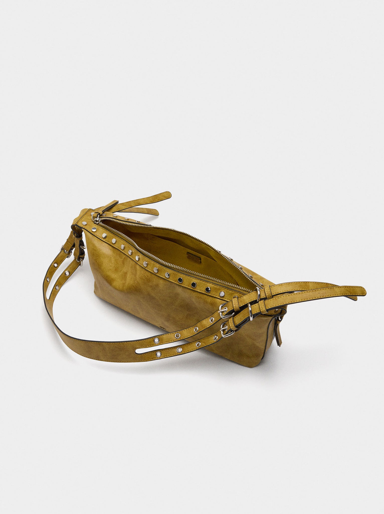 Bolso de hombro con tachuelas