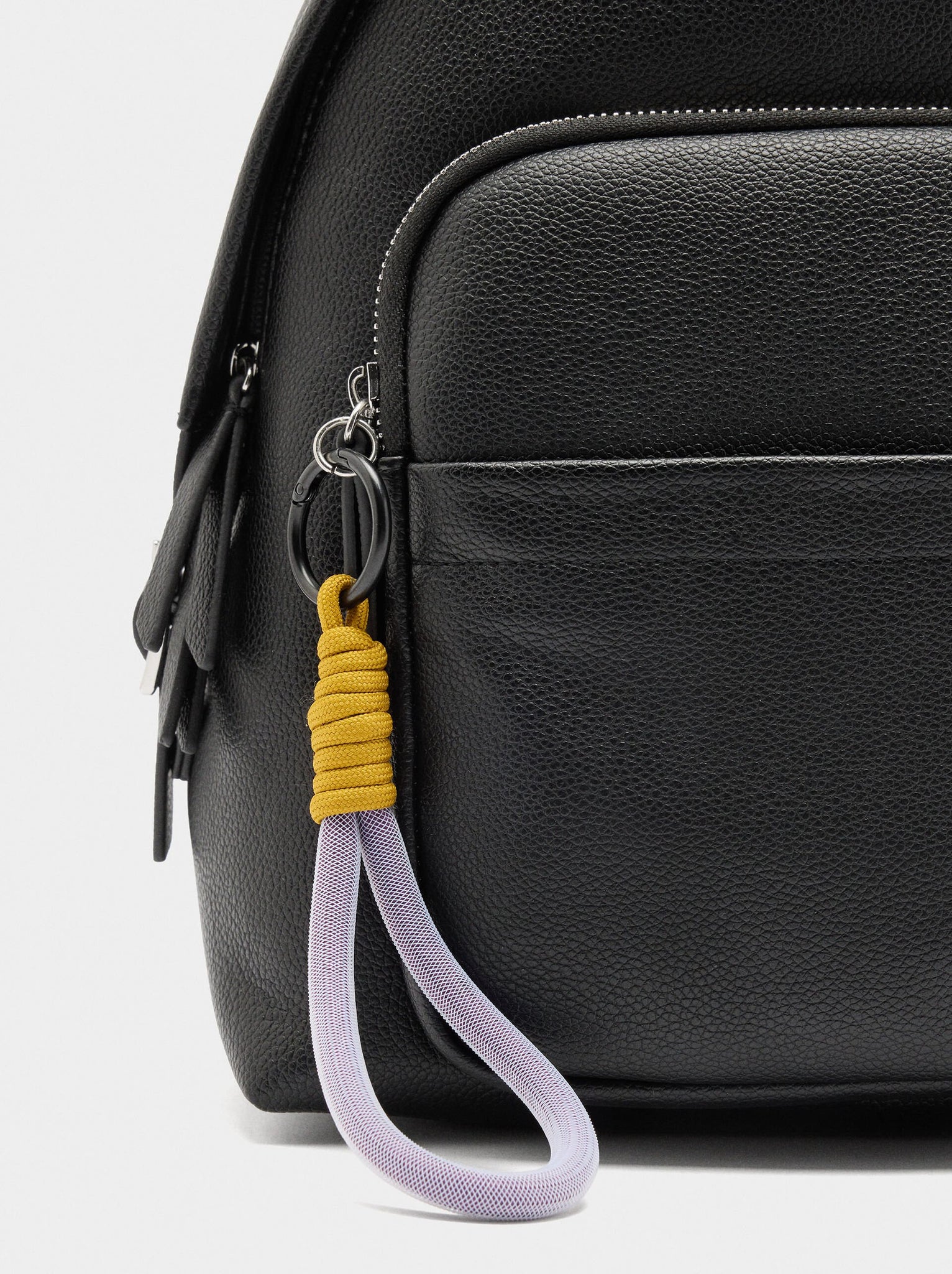 Mochila básica con colgante