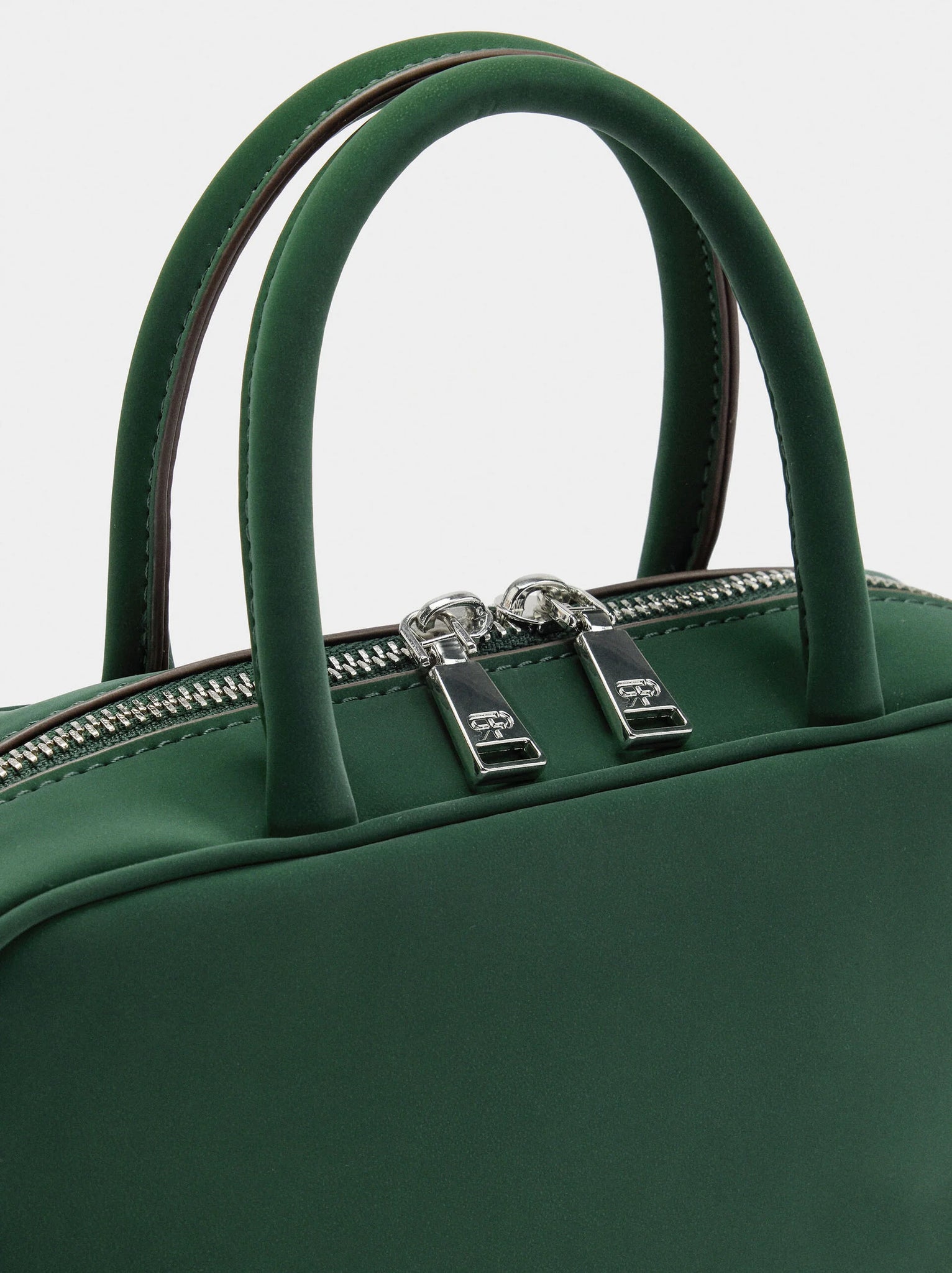 Bolso bowling de textura suave