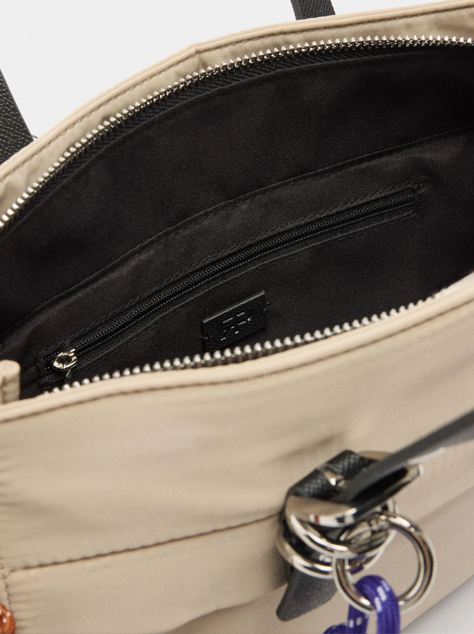 Bolso tote de nylon con colgante