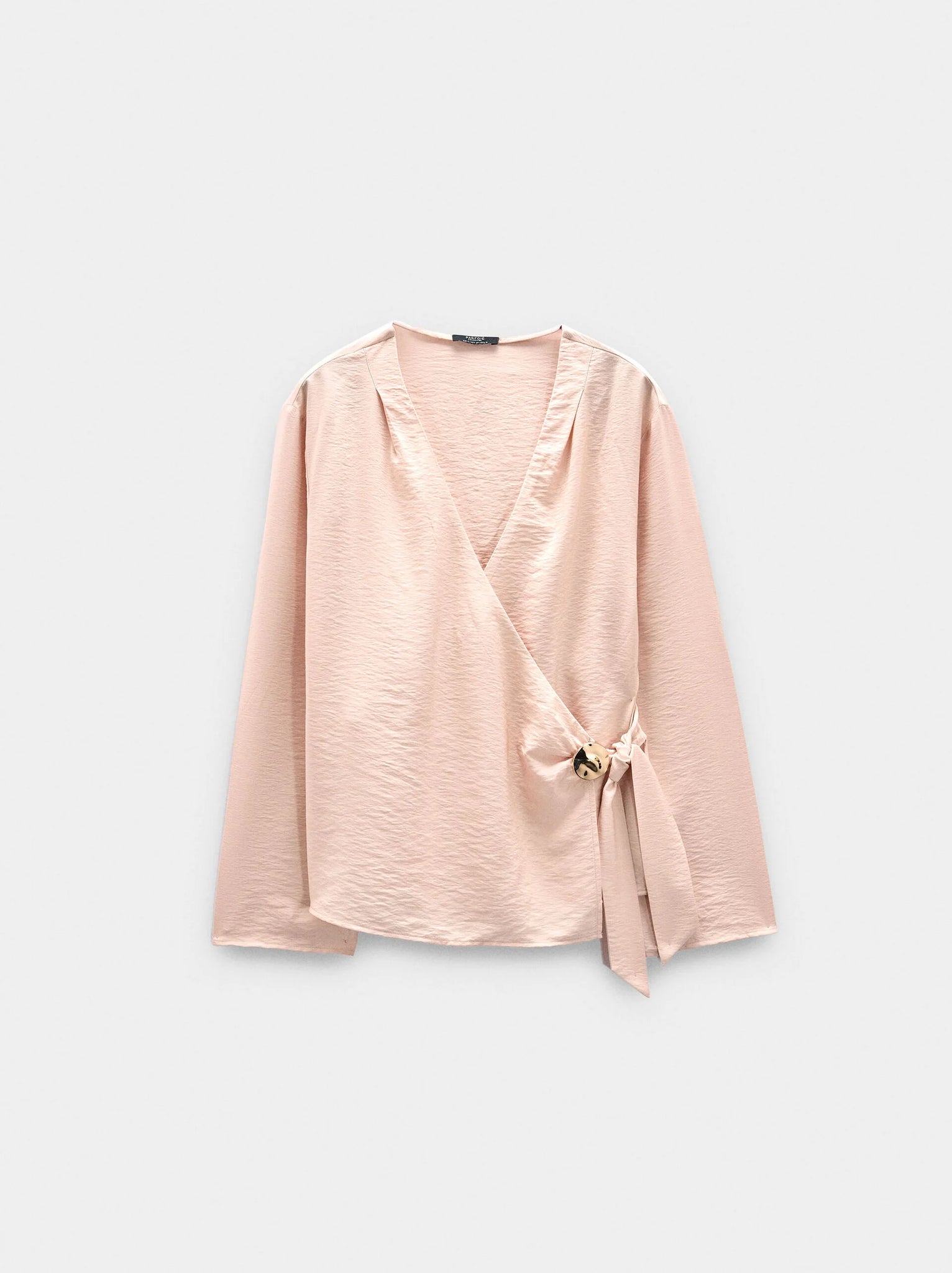 Blusa con cruce y detalle metálico