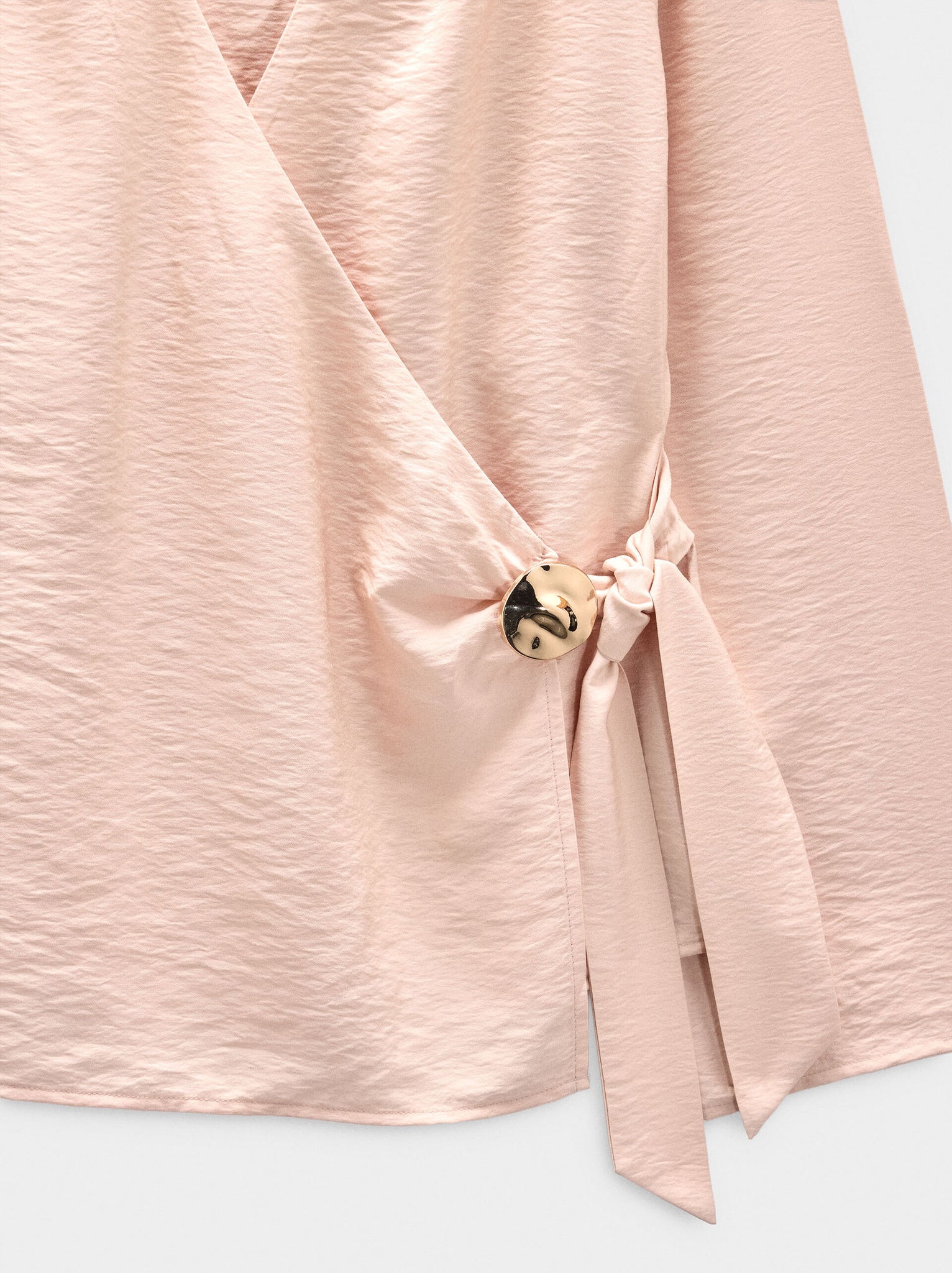 Blusa con cruce y detalle metálico